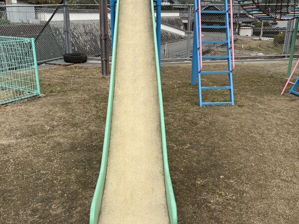 劣化した滑り台