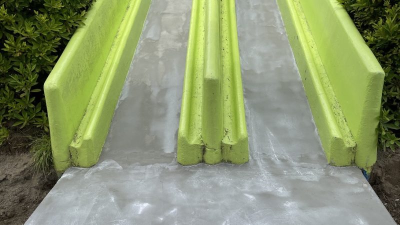 人研ぎの滑り台の塗り替え工事